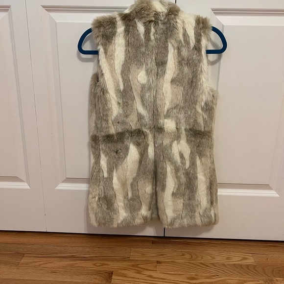 Abercrombie & Fitch Faux Fur Vest - Picture 4 of 4
